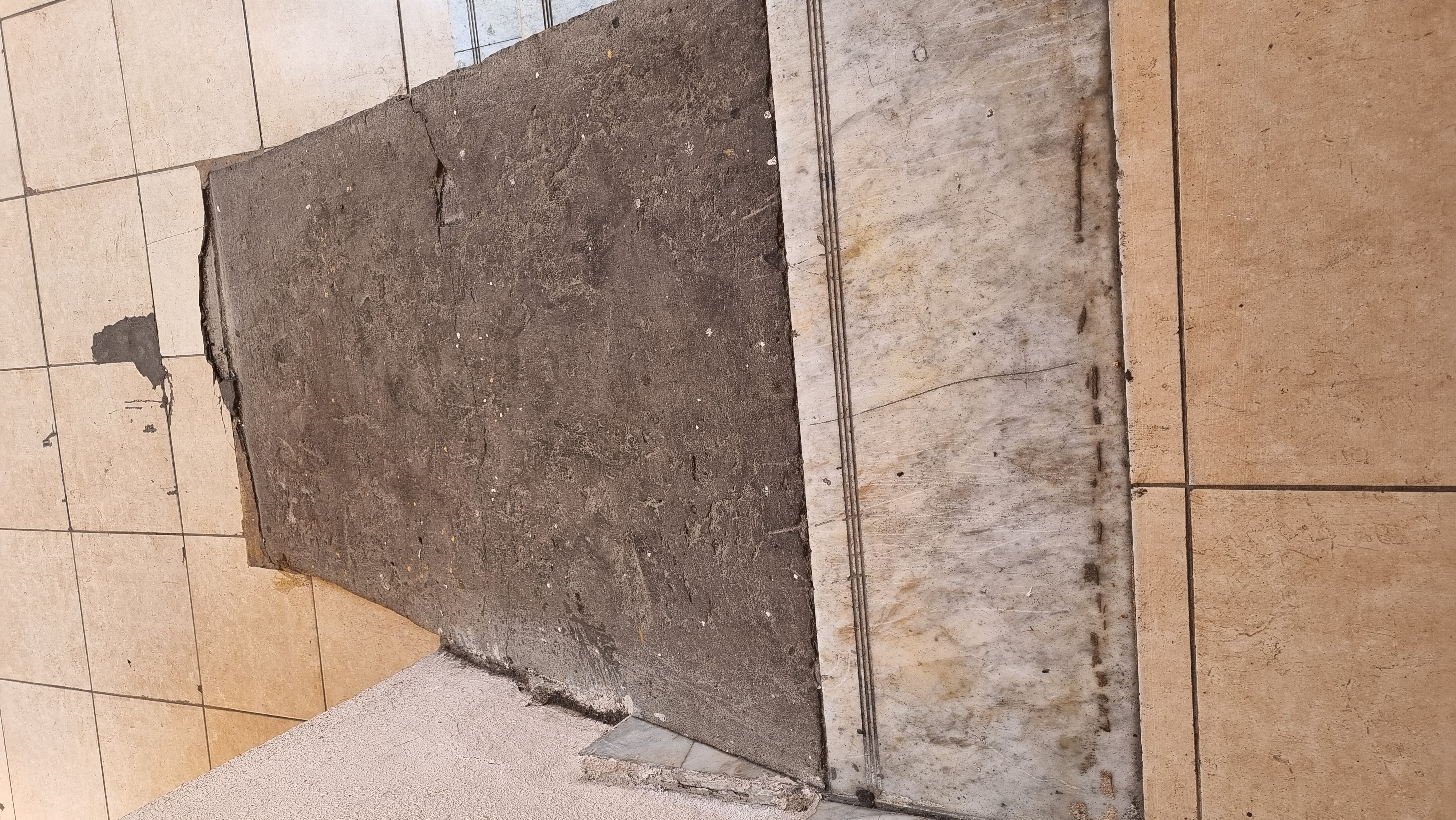 منحدر لدخول الطالبات إلى الساحة والمقصف